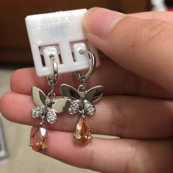 Cute dangling butterfly earrings (hoop) - Picture 2 of 6